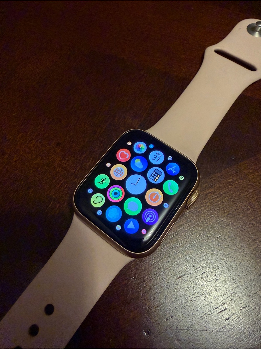 Apple Watch SE Rose Gold 40MM - Picture 2 of 7